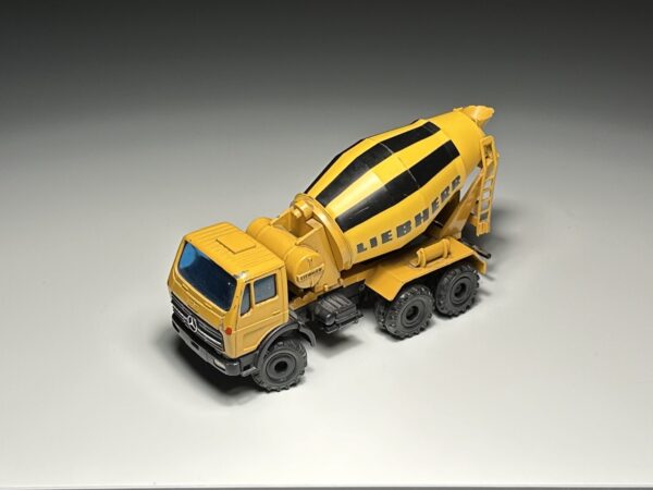 Conrad - Mercedes-Benz Liebherr Betonmixer Truck - Schaal 1:50